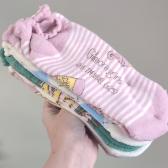 Gilmore Girls Gift Bundle - Cozy Blanket, XL Mug, 6 Pack Scalloped Socks 🧦 - Picture 9 of 13